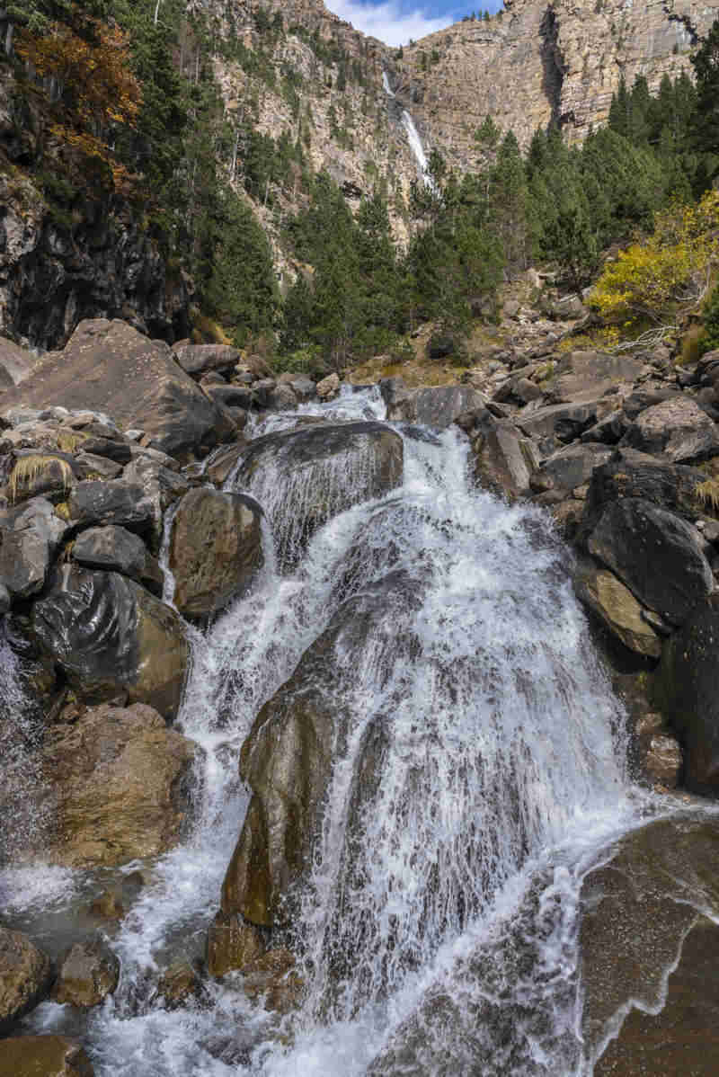 Huesca - parque nacional de Ordesa y Monte Perdido - valle de Ordesa 23 - cascada de Cotatuero.jpg